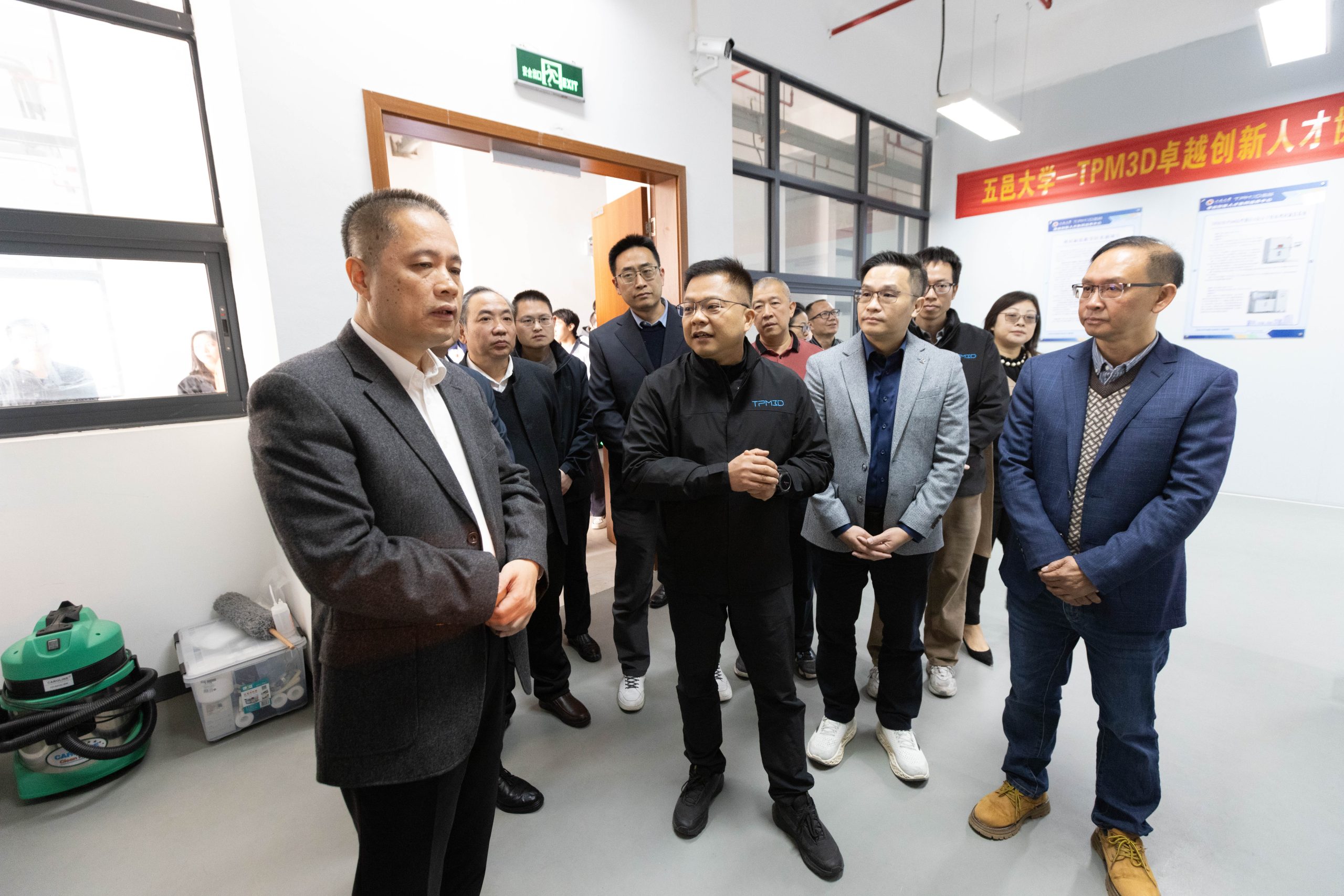 五邑大學黨委副書記、校長彭志平視察卓越創新人才協同培養中心